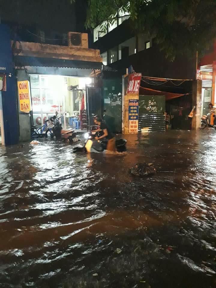 Ngày Hà Nội ngập: Tủ lạnh trôi bập bềnh, thanh niên bơi giữa phố còn xe sang đứng im mà chịu trận